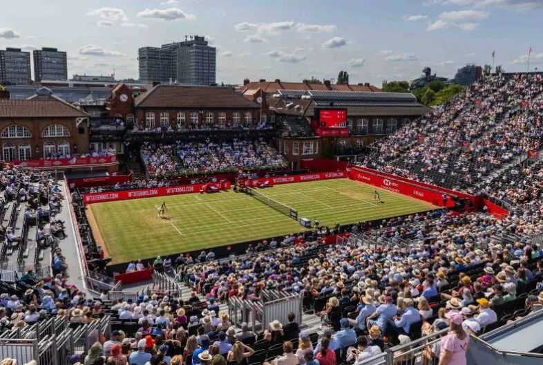Queen's Club Banner - full crowd at Queen's Club for the HSBC Championships.