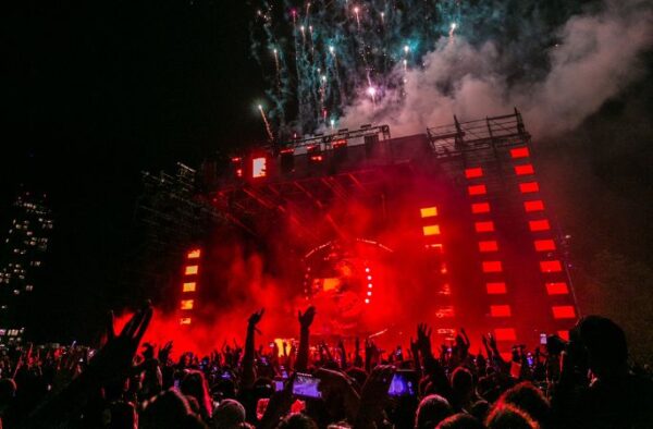 Light show and incredible red visuals at a concert