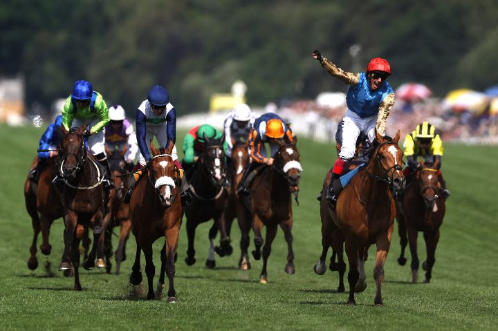 horse racing mid race at ascot 