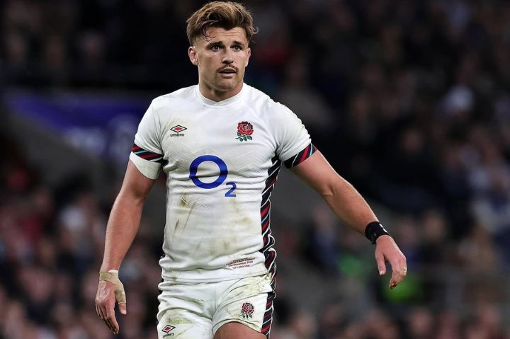 Henry Slade playing rugby for England 