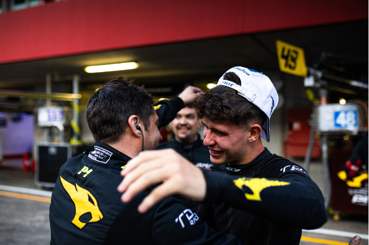Ollie Gray hugging his mechanic at the end of Portimão race. 