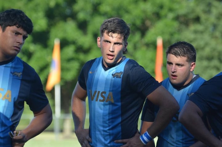 Efraín Elías during an intense training session with Los Pumas.