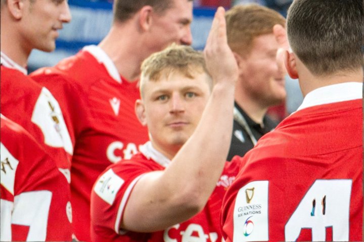 Jac MOrgan clapping the Wales Rugby fan after a hard-fought match at the Principality Stadium