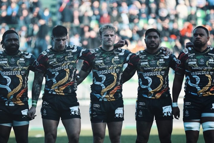 Louis Lynagh in the huddle with his teammates before kick-off