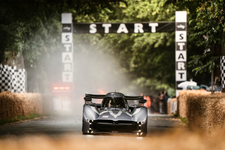 McMurtry Spéirling driving off the start line at Goodwood FoS