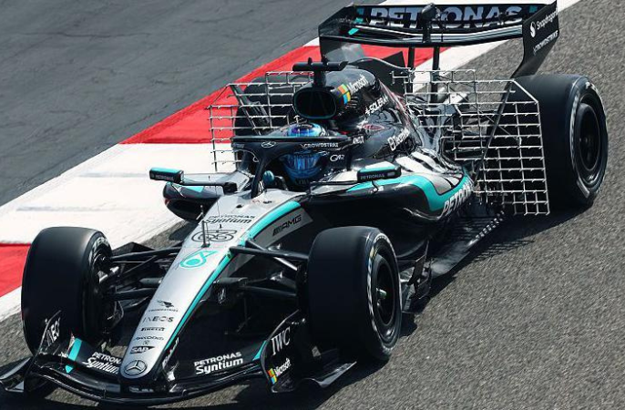 Mercedes racing in Bahrain F1 Formula 1 
